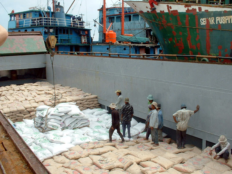 Fiscul a vândut 15.000 de tone de făină confiscată de pe două nave din portul Constanța - fiscul1-1457976579.jpg