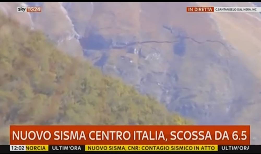 VIDEO / O fisură uriașă a apărut într-un munte după seismul din Italia - fisura-1477908259.jpg