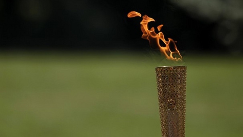 Flacăra olimpică pentru Soci a fost aprinsă la Olimpia - flacara-1380459483.jpg
