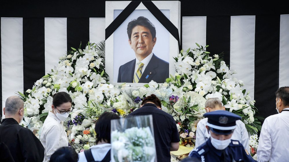 Flori, rugăciuni şi salve de tun, la funeraliile de stat pentru fostul premier nipon Shinzo Abe - flori-1664285409.jpg