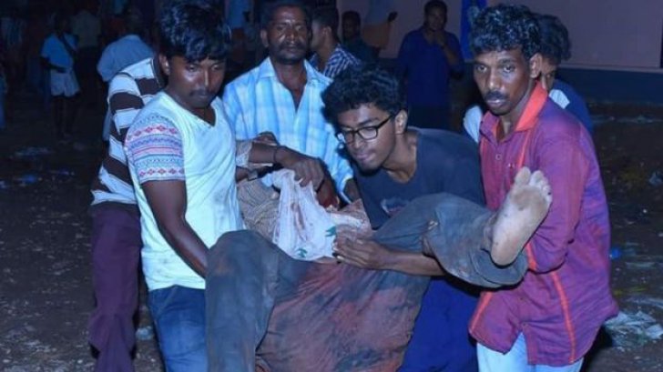 VIDEO / Tragedie în India. Cel puțin 100 de morți și 200 de răniți, după un incendiu într-un templ - foc-1460275758.jpg