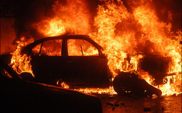 Mașina unui polițist a fost incendiată - foc-1514559460.jpg