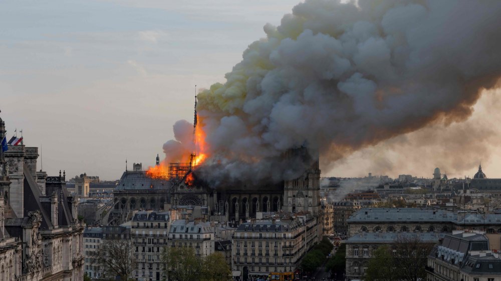 Notre Dame ar putea fi refăcută cu o imprimantă 3D - foc-1556557344.jpg