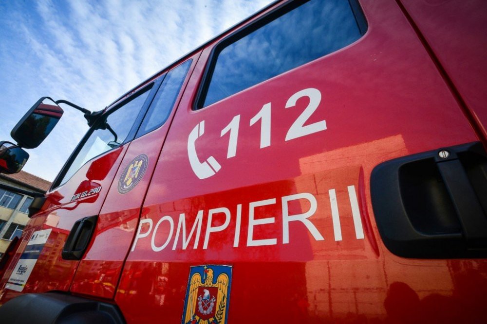 Un autocar cu 30 de pasageri a ars pe DN14. Nimeni nu a fost rănit - foc-1613544365.jpg