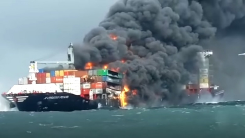 Un cargo încărcat cu substanțe chimice a luat foc în largul portului Colombo. Autoritățile se așteaptă la un dezastru - foc-1622013730.jpg