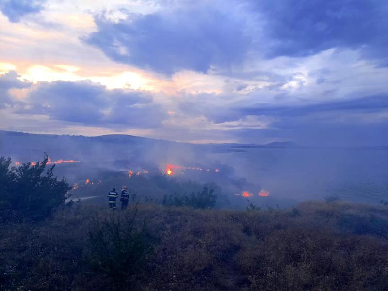 Incendiu puternic în zona lacului Babadag, pe aproximativ 10 hectare de stuf şi vegetaţie uscată - foc-1630571003.jpg