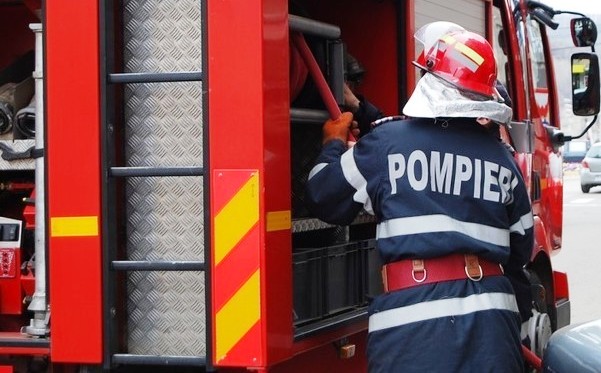 Incendiu într-un bloc din Tulcea. O adolescentă A SĂRIT DE LA ETAJUL PATRU - foc-1635401775.jpg