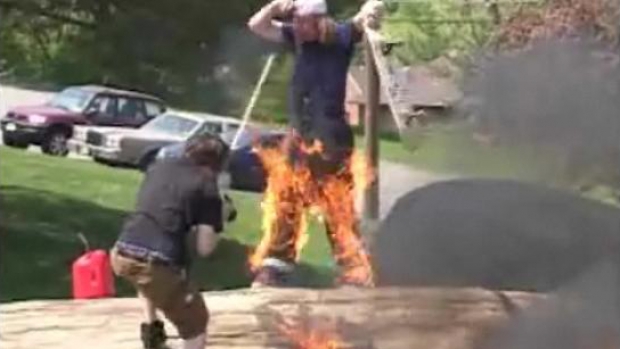 Amuzant, dar riscant. Doi skateri se joacă cu focul, unul începe să ardă VIDEO - foc06803300-1321542304.jpg