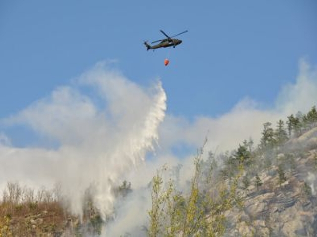 VIDEO / Incendiu pe Transfăgărășan: Un elicopter a fost chemat de la Iași să intervină - foc2-1524410204.jpg