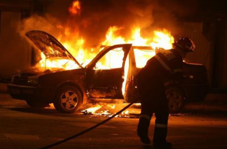 Un tânăr a fost reţinut după ce ar fi incendiat maşina singurului poliţist din localitatea Dăieni, Tulcea - foc3-1638630951.jpg