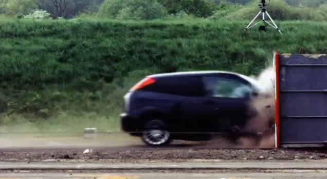 VIDEO / Uite cum se face praf un Ford la 200 km/h - focuscrash-1319458319.jpg