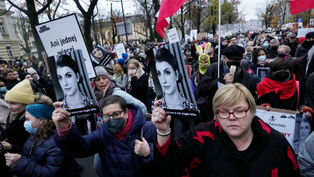 Proteste de stradă în Polonia după moartea unei femei care nu a putut face avort - fond-1636381739.jpg