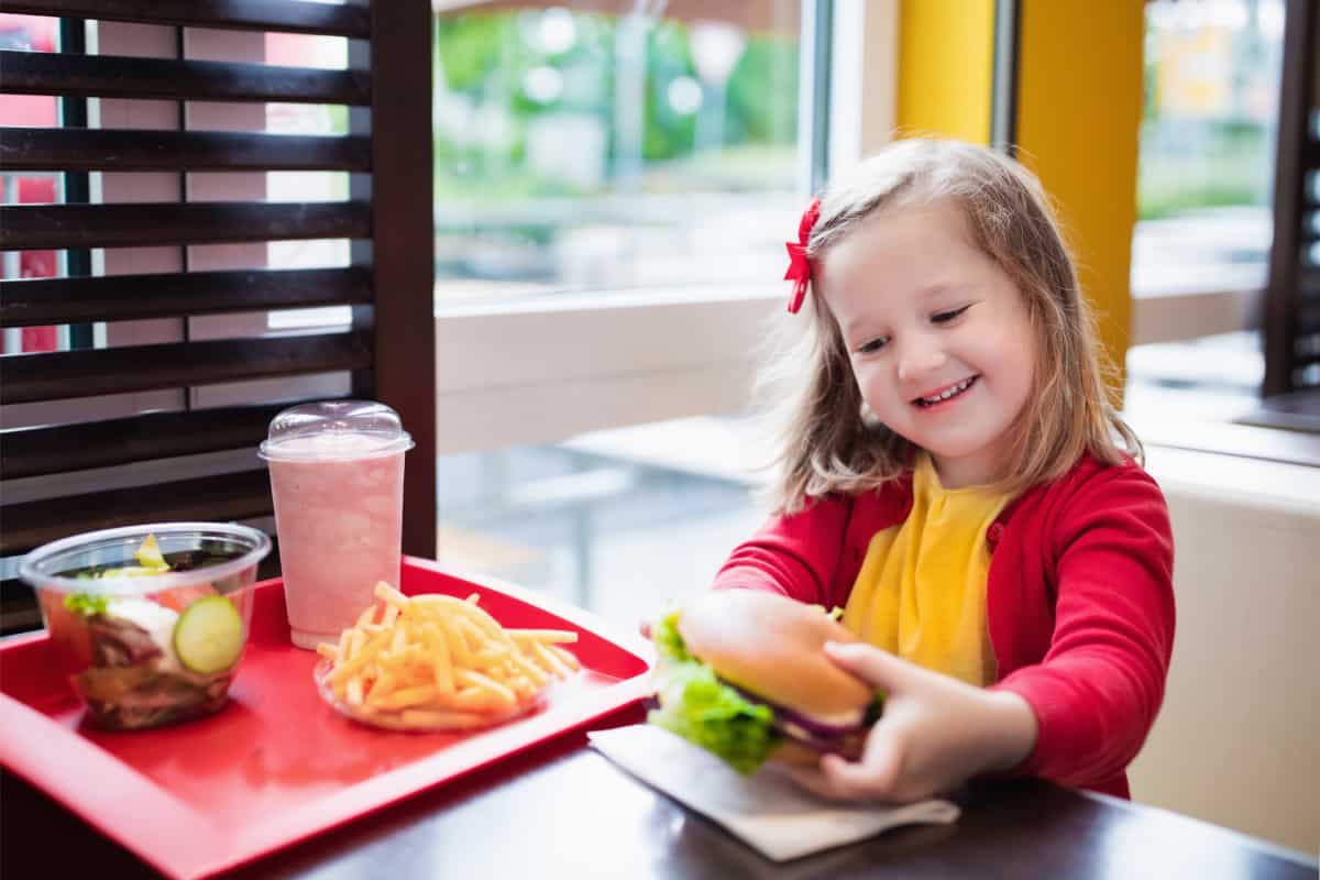 Evitaţi să le daţi copiilor mâncare fast-food! - fond-obezitate-1715082920.jpg