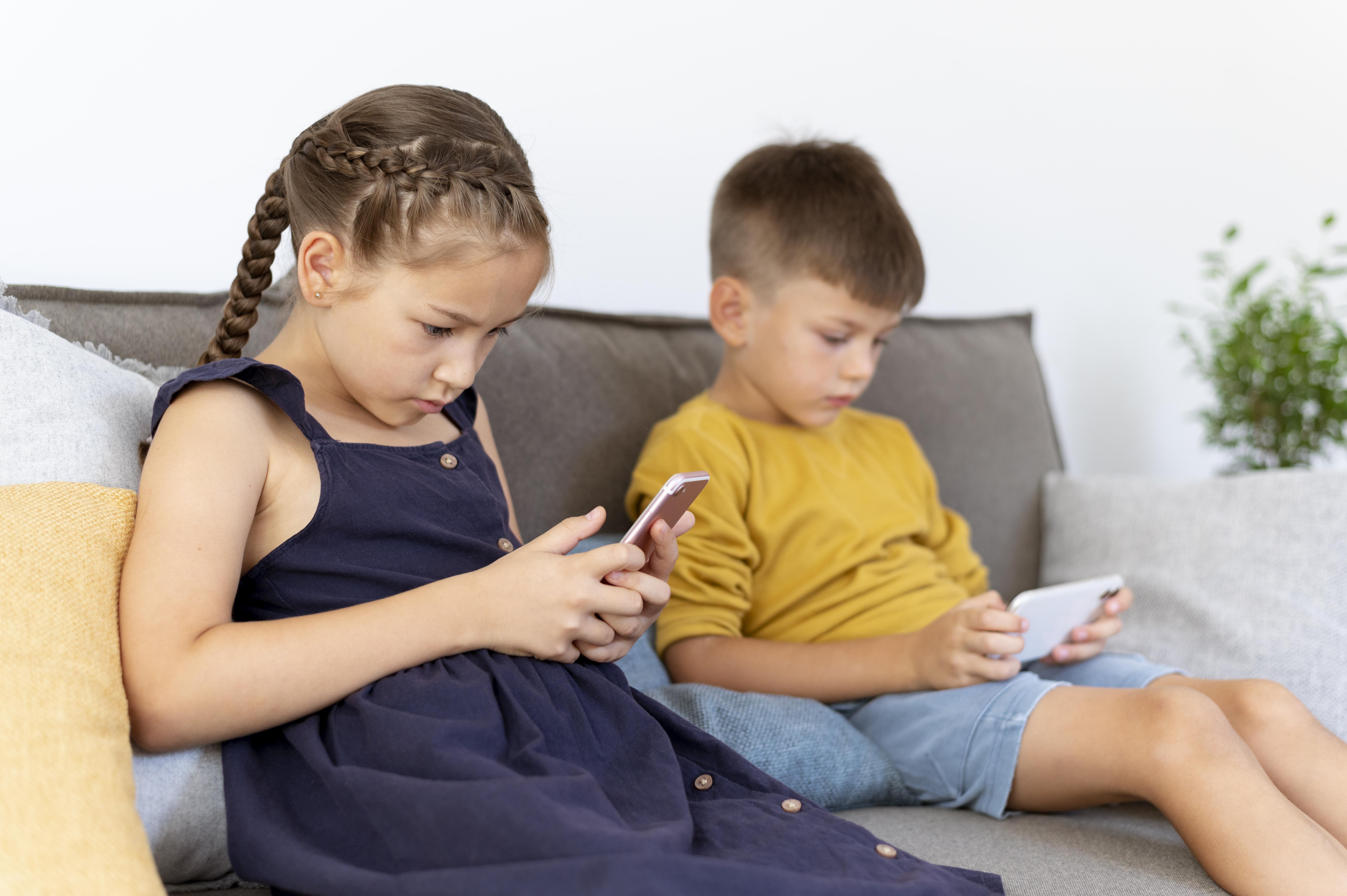Părinții sunt tot mai îngrijorați de expunerea copiilor la conținutul inadecvat din mediul online - fond-parinti-ingrijorati-1714153912.jpg