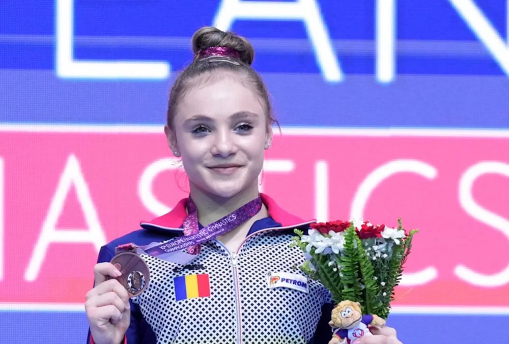 Sabrina Voinea s-a întors cu bronzul de la Europenele din Antalya - fond-sabrina-medalie-1681745180.jpg