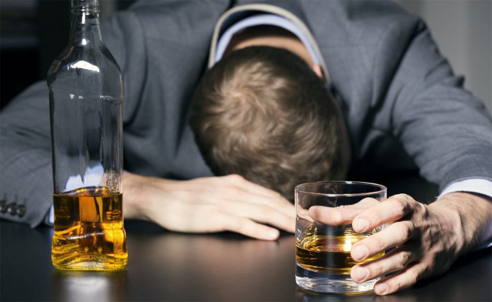 Dependența de alcool nu afectează doar sănătatea, ci și aspectele sociale - fond-simptome-alcoolism-1690130867.jpg