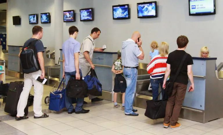 Schimbări majore pentru călătoria cu avionul. Greutatea bagajului și drepturile pasagerilor suferă modificări - fond-zboruri-bagaje-1702227048.jpg