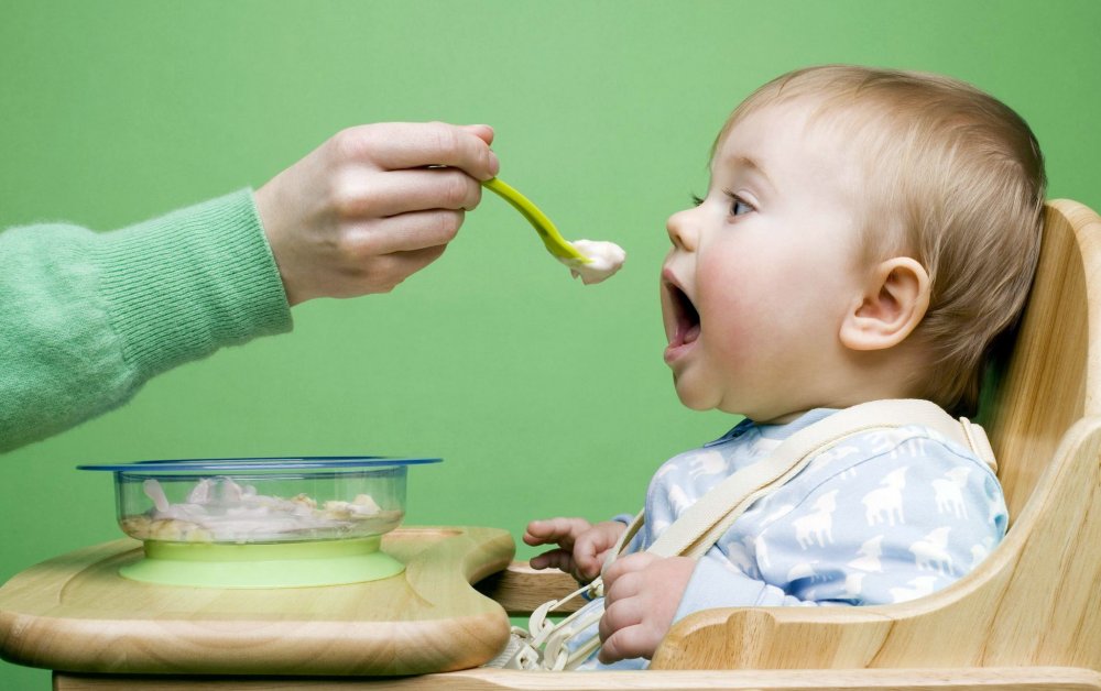 Diversificarea alimentaţiei la bebeluşi. Când le puteţi da fructe, ouă sau carne - fondbebelusi-1664373624.jpg