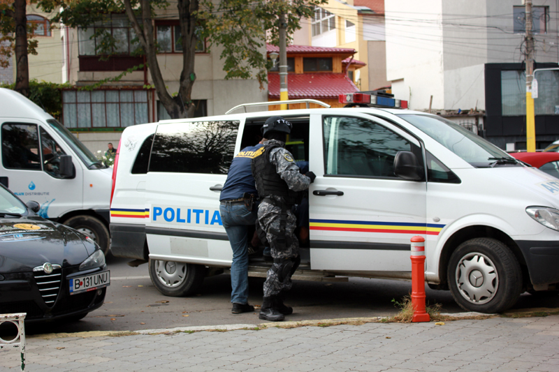 Cum fac avere escrocii, în Constanța. Polițiștii le-au golit ascunzătorile - fondcumfacavereescrocii-1425663340.jpg