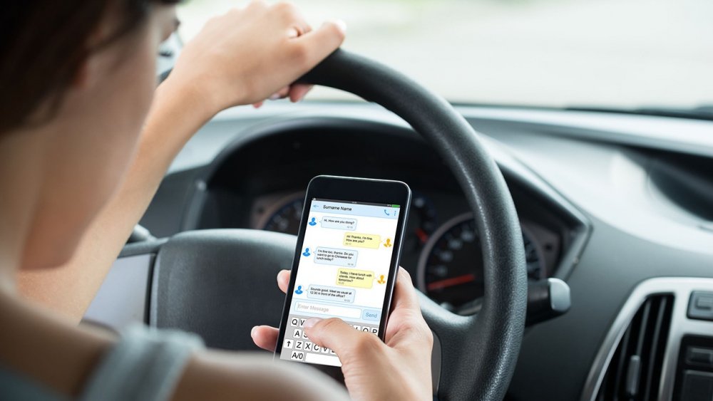 Atenție, șoferi! Folosirea telefonului la volan vă poate lăsa fără permis pentru o lună! - fondfaramobillavolan-1568830658.jpg