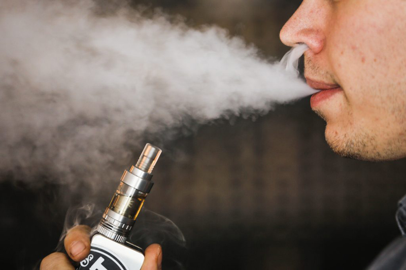 Țigările electronice și cele care încălzesc tutunul ar putea fi interzise în localuri. 