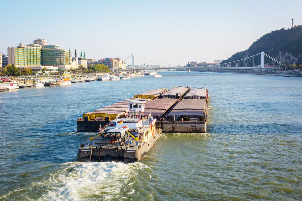 Guvernul Ciucă vrea să trezească din morți transportul fluvial de containere - fondguvernulciucavreasatrezeasca-1638557990.jpg