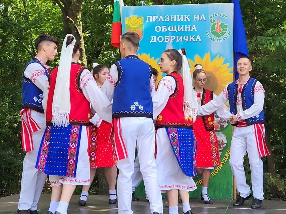 Primăria Hârşova organizează un super-festival. Ansamblurile folclorice din Dobrici întorc vizita - fondharsovaspectacol-1657204039.jpg