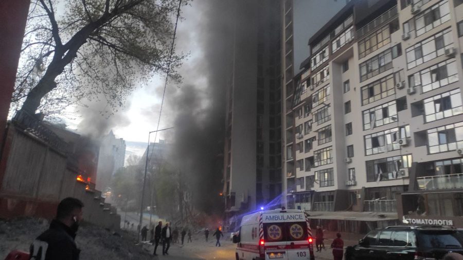 Kievul, lovit de rachete în timpul vizitei șefului ONU. Zece oameni au fost răniți - fondkievlovit-1651236567.jpg