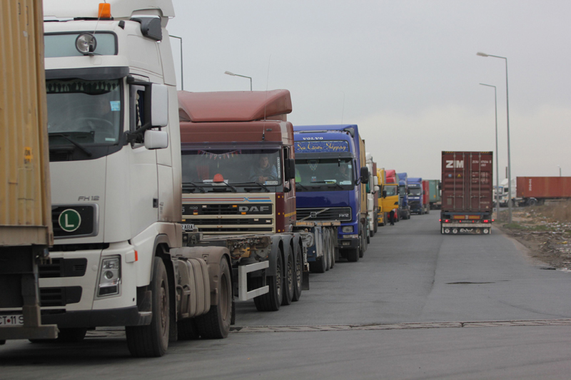 Transportatorii rutieri de mărfuri au protestat și la Constanța - fondmagazineleramangoaletranspor-1386588632.jpg