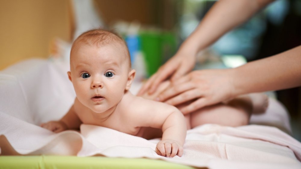 Masajul este extrem de benefic în cazul bebelușilor care plâng - fondmasajbebelus-1657453136.jpg