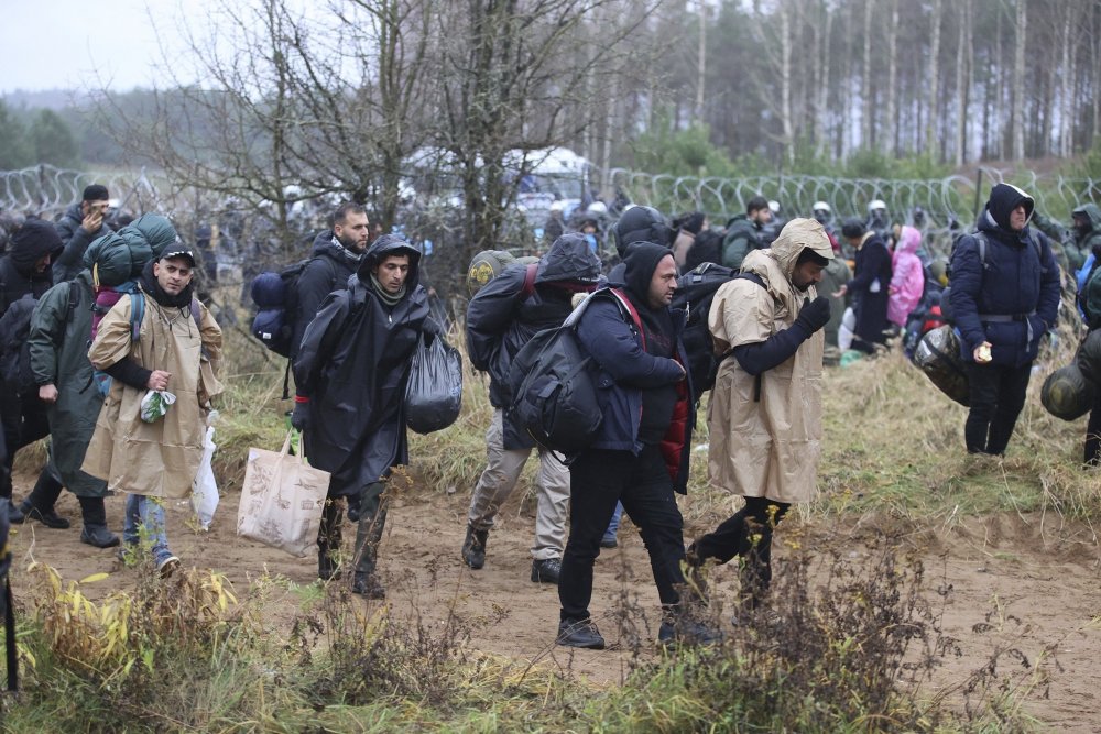 Mii de oameni, prizonieri la graniţa dintre Polonia şi Belarus - fondmiideoameni-1636569569.jpg