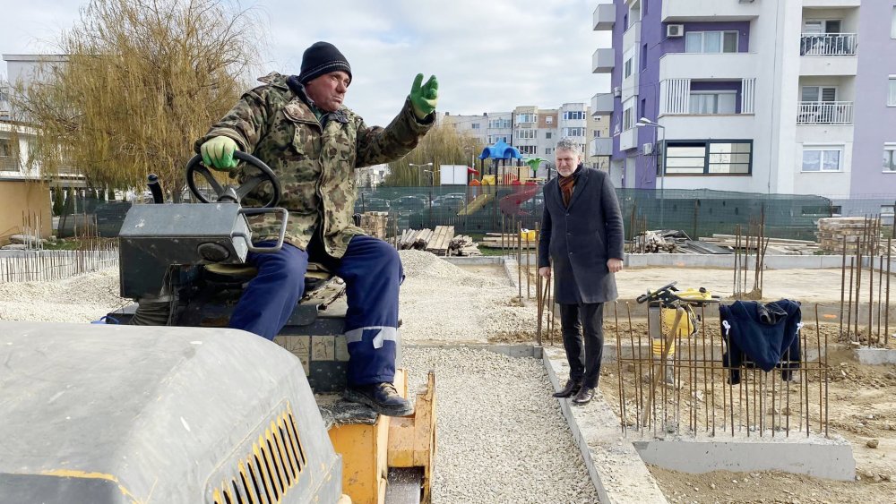 Primarul din Năvodari, Florin Chelaru, supervizează lucrările de pe şantierele din oraş - fondnavodarimodernizare-1671562346.jpg