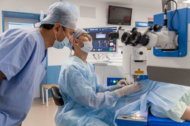 Operații cu laser, cu tehnică de ultimă generație, pentru bolile de ochi - fondoperatiiculasermicrochirurgi-1429190135.jpg