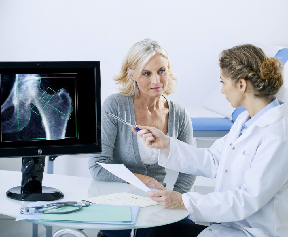 Osteoporoza, inamicul principal al oaselor. Care sunt semnele ei - fondosteoporoza2-1630594769.jpg