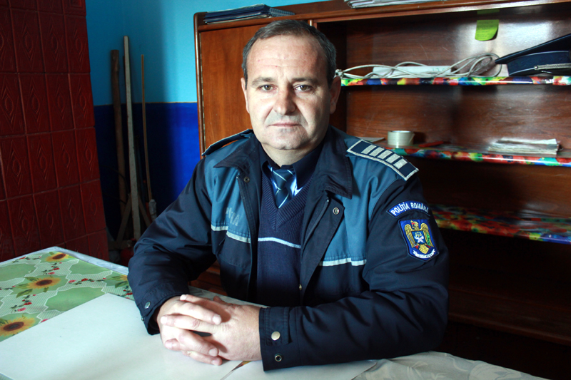 Polițistul care-i ajută pe oameni să-și primească pensiile - fondpolitistdetaravirdoldanut-1389022234.jpg
