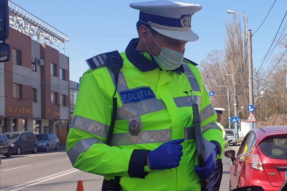Controale pe străzi, în stare de urgență: poate sau nu polițistul să pună mâna pe acte? - fondpolitisticontroalesursaipjco-1585930843.jpg
