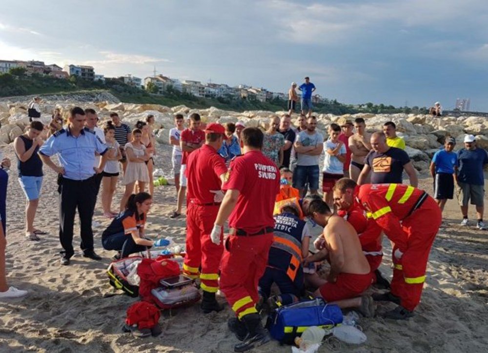 Zile de foc pentru salvatori, la Constanța. Peste 150 de urgențe în care echipajele SMURD au acordat primul ajutor! - fondpompierizilefoc-1655831252.jpg