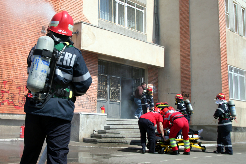Pompierii demiși pentru șpagă, la judecată cu ISU Dobrogea. Vor să fie primiți înapoi - fondpretentiilepompierilordemisi-1398878475.jpg