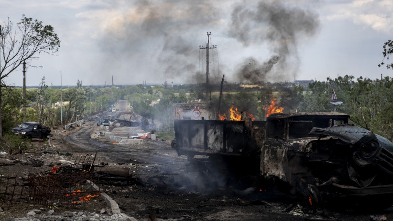 Toate cele trei poduri către Severodonețk sunt distruse. Zelenski promite să recupereze Crimeea - fondrazboi111-1655219030.jpg