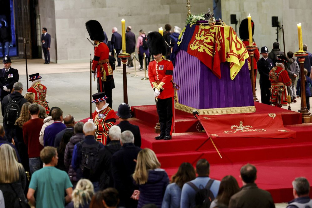 O zi istorică pentru omenire. Regina Elisabeta a II-a a Marii Britanii a fost înmormântată - fondreginafuneralii-1663592022.jpg
