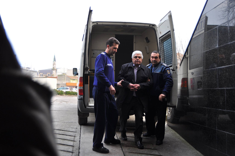 Procurorii DNA acuză: Tariful fostului decan Țarălungă - 200 euro examenul. Judecătorii l-au arestat 30 de zile - fondtaralunga-1422554028.jpg