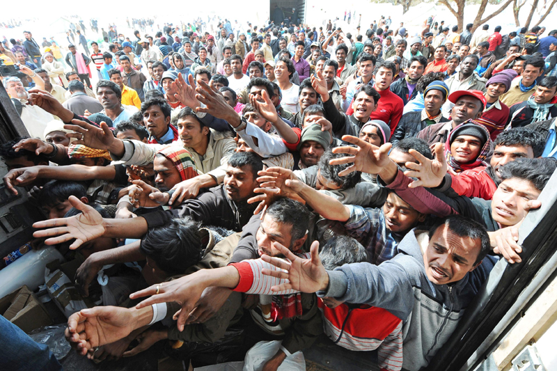 Migranți arabi, transportați în TIR-uri spre Occident. 10.000 de euro de 