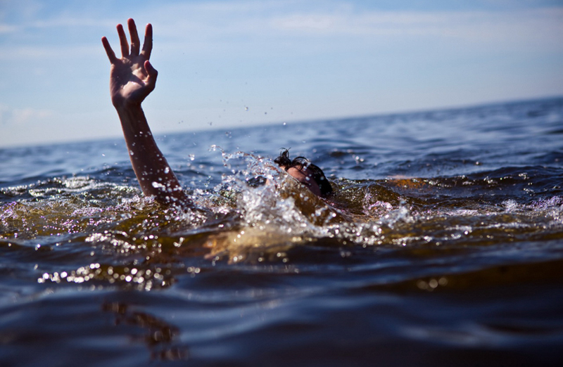 Sacrificiul suprem. Un tată de 68 de ani a murit înecat, salvându-și fiica din apele învolburate: 