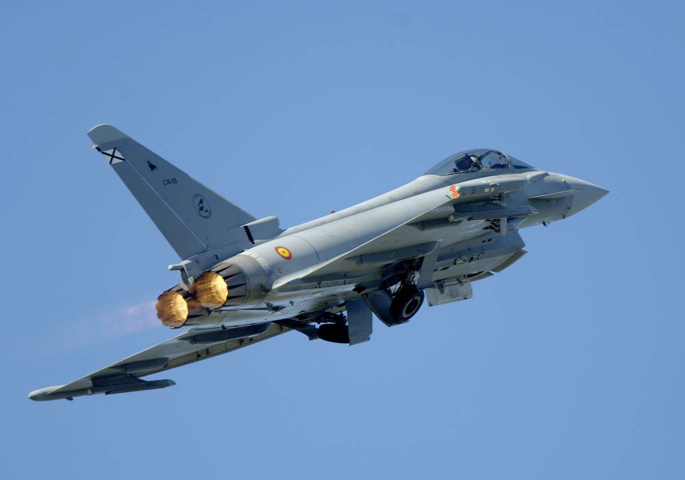 Marea Britanie: Avioane de luptă Typhoon, ridicate de la sol pentru a intercepta două bombardiere rusești - forta-1431620574.jpg