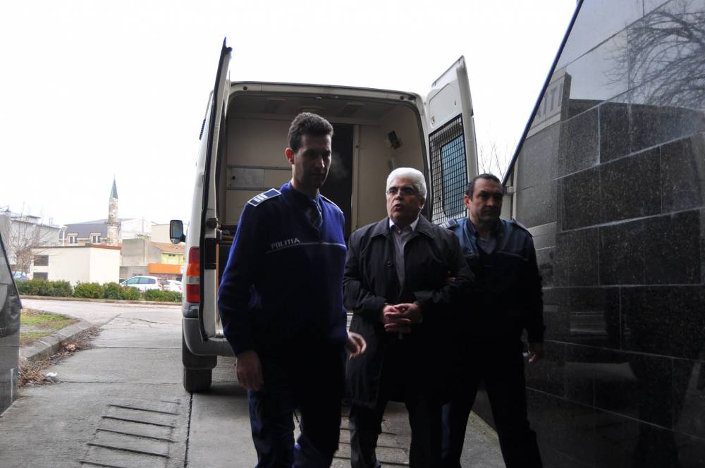 Fostul decan de la Farmacie, profesorul Gheorghe Țarălungă, trimis în judecată. Este acuzat de 11 infracțiuni - fostuldecandelafarmacie142295751-1424852271.jpg