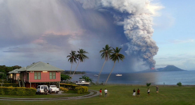Erupția unui vulcan, surprinsă de un turist! VIDEO - foto-1410530311.jpg