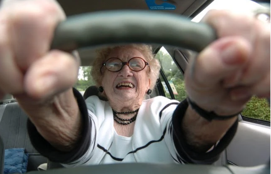 Femeie prinsă gonind cu 118 km/h, la aproape 80 de ani! Reacțiile comentatorilor au fost pe măsură - foto-1706949185.png