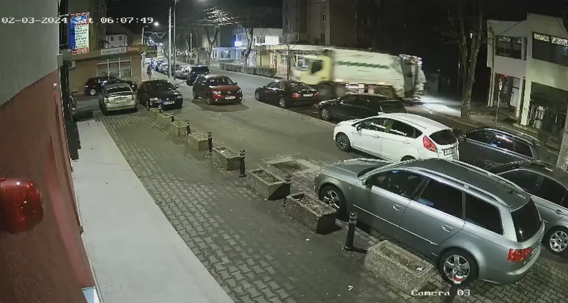 VIDEO. Imagini INCREDIBILE! Momentul în care autospeciala de gunoi face praf cinci maşini parcate și un copac - foto-1706978955.png