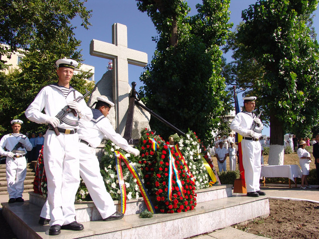 Forțele Navele Române, omagiu eroilor care și-au sacrificat viața. Ceremonii la Constanţa şi Mangalia - foto4gardalacruceamarinarilorsiz-1691737266.jpg