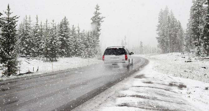 CNAIR avertizează şoferii că se circulă în condiţii de iarnă pe multe drumuri din zonele înalte - fotoavenitiarnaninsoriabundentei-1699802472.jpg